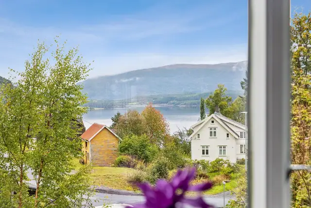 Flott utsikt mot fjorden og det omkringliggende landskapet.