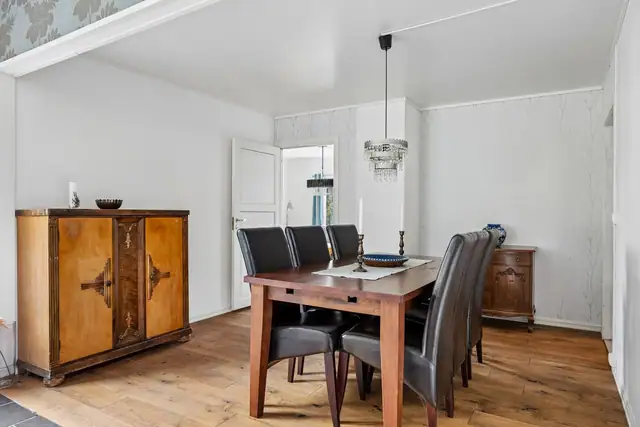 SRomslig spisestue med god plass til familie og gjester.