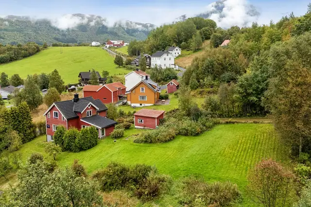Rolig beliggenhet med god avstand til omkringliggende bebyggelse.