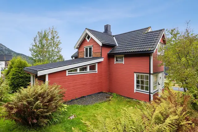 Boligen har flere fine uteområder med gode sol- og oppholdsmuligheter.