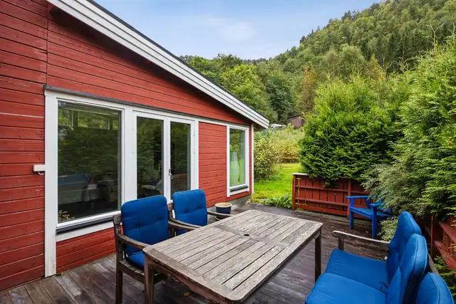 Terrasse med god plass til sittegruppe og hyggelige sommerdager.