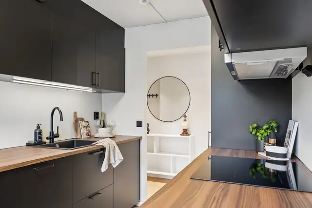 Kjøkkenet fremstår moderne og velholdt med en helhetlig materialbruk.