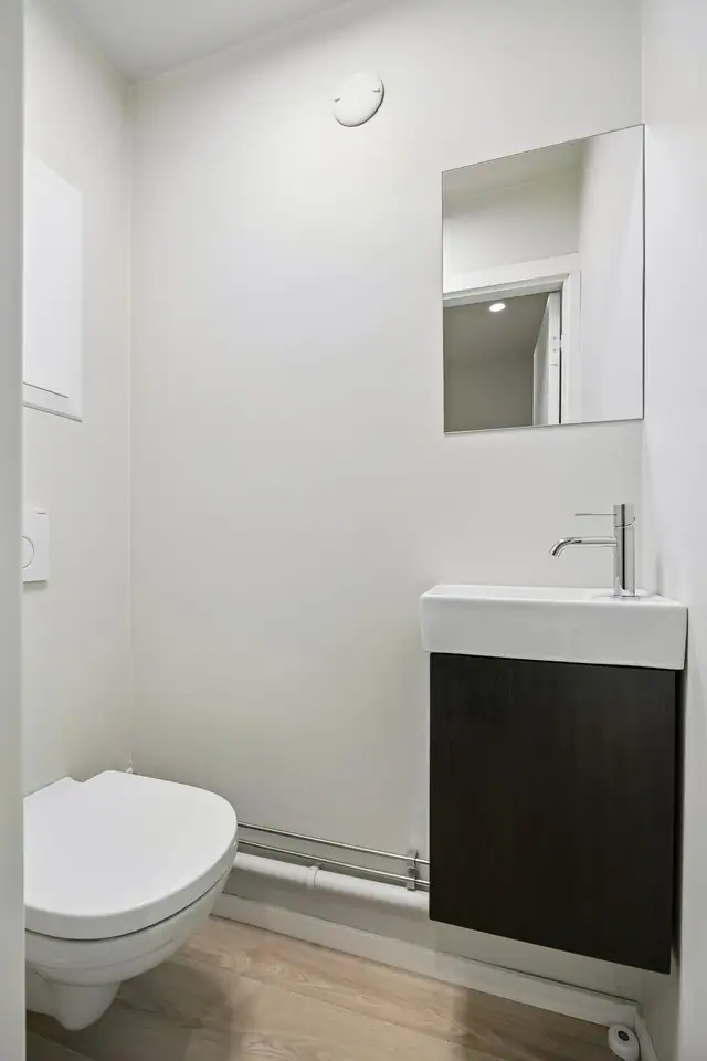 Moderne innredning og gjennomført stil.