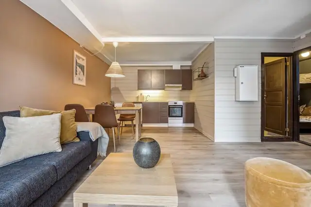 Innredning med glatte fronter, benkeplate av laminat, og nedfelt oppvaskskum.