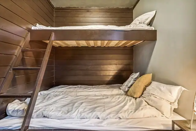 Praktisk løst med køyeseng som har plass til tre.
