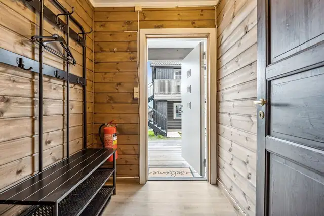 Lys og fin entré med god plass til oppheng og oppbevaring av yttertøy.