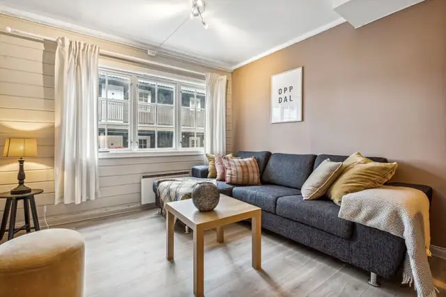 Her ligger alt til rette for hyggelige familiestunder i sofaen etter en lang dag i bakken.