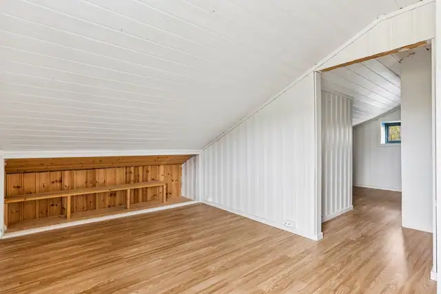 Soverommene er av god størrelse, og har plass til både seng og annet møblement.