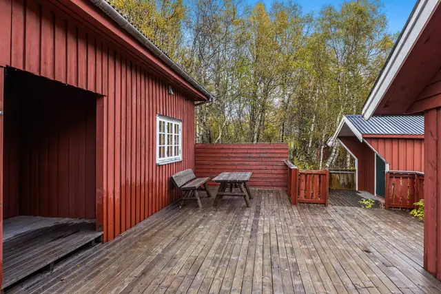 Utenfor har eiendommen godt med terrasseareal hvor den kan møbleres i ulike soner.