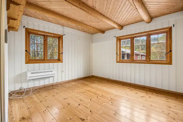 Stuen har gode vindusflater som gir rikelig med naturlig lysinnslipp.