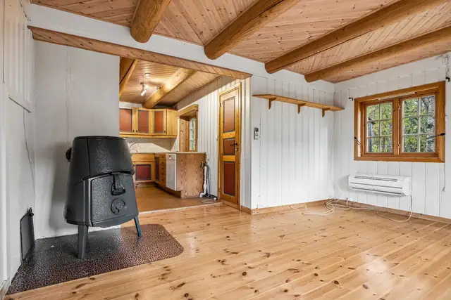 Fritidsboligen blir varmet opp med varmepumpe og peisovn.
