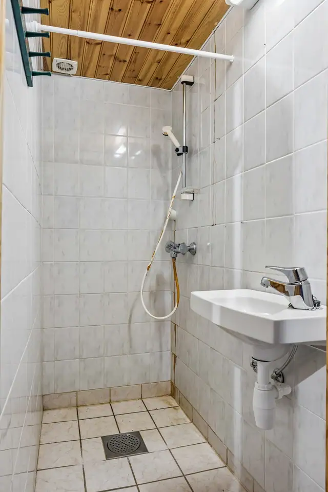 Ved kjøkkenet og stuen finner man det flislagte badet. Badet er på 2 kvm.