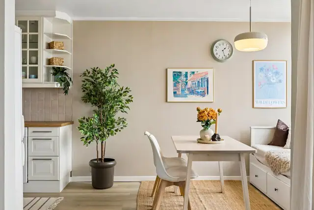 Her er det god plass til å innrede med en stor sofa og tilhørende møblement.