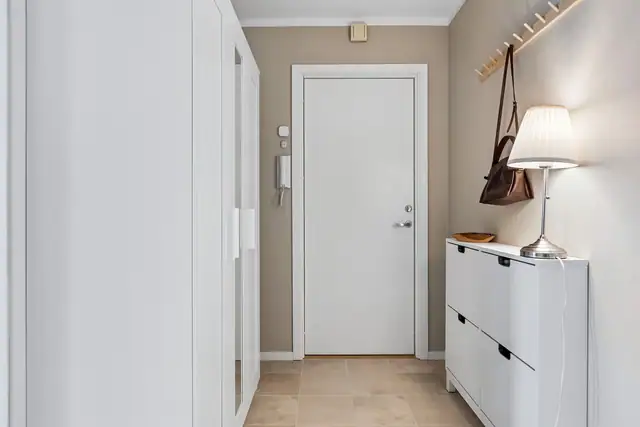 Velkommen inn - romslig og luftig stue som sørger ummidelbart for et godt førsteinntrykk.