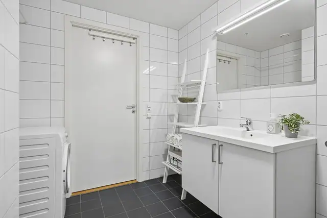 Praktisk innredning med god skuffeplass, og eget opplegg for vaskemaskin. Badet har mekanisk avtrekk og luftespalte under døren for god ventilasjon.