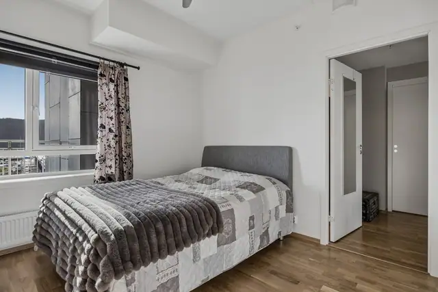 Soverom med god plass til dobbeltseng og ønsket møblement.