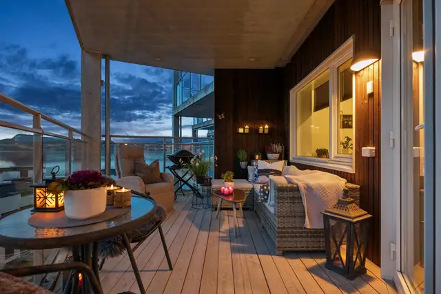 Med 12 m² og terrassebord har du et eget uterom i 4. etasje. Glassrekkverket slipper utsikten gjennom, og med utebelysning og stikkontakt er balkongen like innbydende en sen kveld som en tidlig morgen.