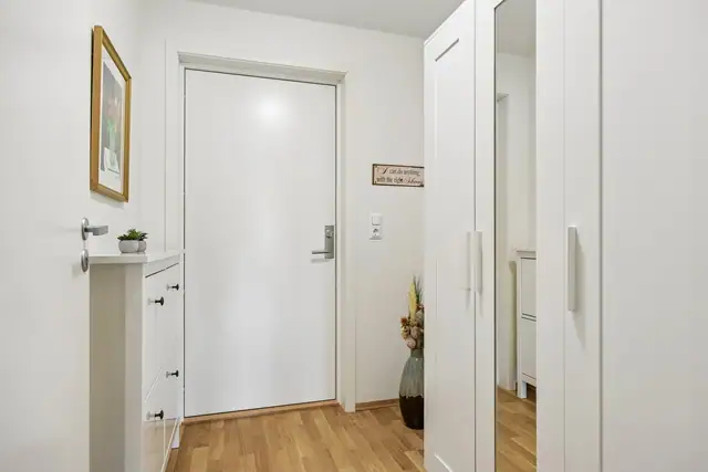 Ryddig og praktisk entré med god plass til skap og oppbevaring.