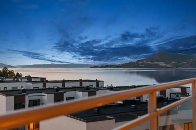 Panorama over fjorden og de lave boligene nedenfor. Fra balkongen har du høyt og fritt utsyn