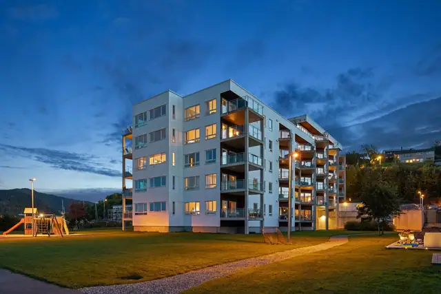 Moderne leilighetsbygg fra 2016 med heis, porttelefon og velholdte fellesarealer. Her er det lagt til rette for en enkel hverdag.
