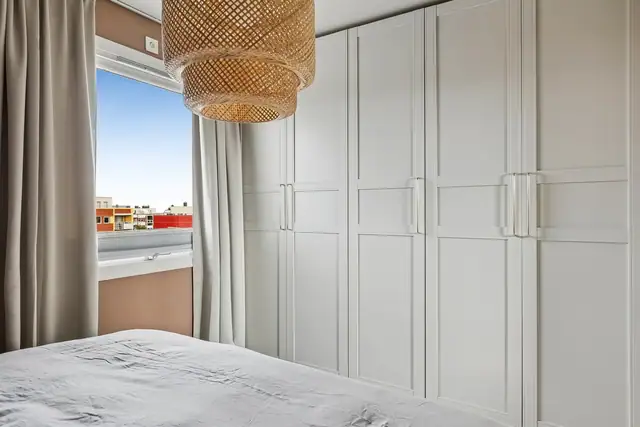 God garderobeløsning gir rikelig med oppbevaringsplass på soverommet.