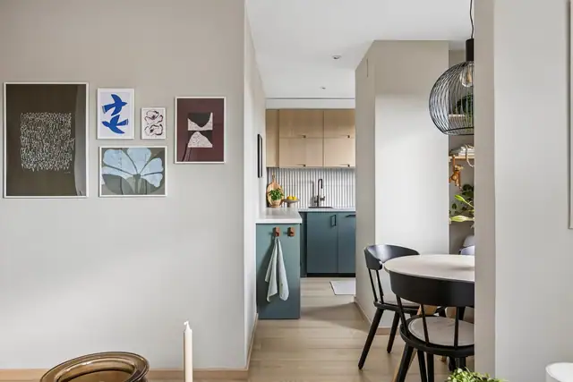 Moderne kjøkken med et elegant uttrykk, oppgradert i 2024. Kjøkkenet er vurdert til TG0 av takstmannen. Av integrerte hvitevarer medfølger stekeovn, platetopp og oppvaskmaskin.