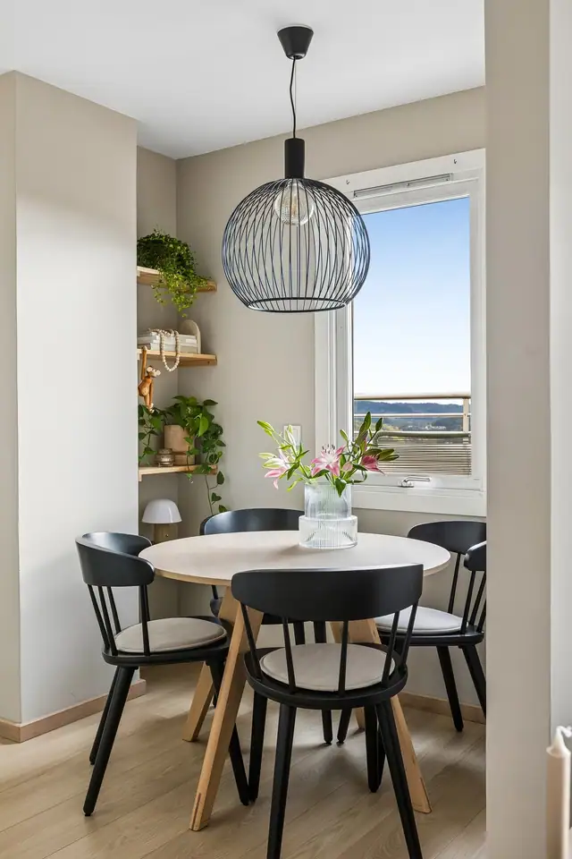Delikat spiseplass med god plass rundt bordet.