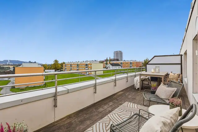 Terrassen på 19 m² byr på god plass til flere ulike utesoner.    Pasted markdown