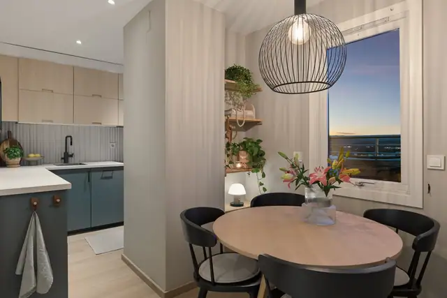 Kjøkken og spiseplass ligger i fin tilknytning til stuen og skaper en sosial og åpen atmosfære.