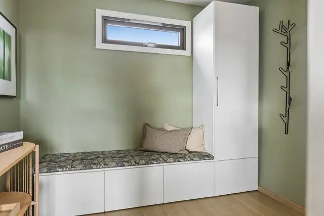 Velkommen inn - en praktisk entré med plass til oppbevaring av yttertøy og sko.