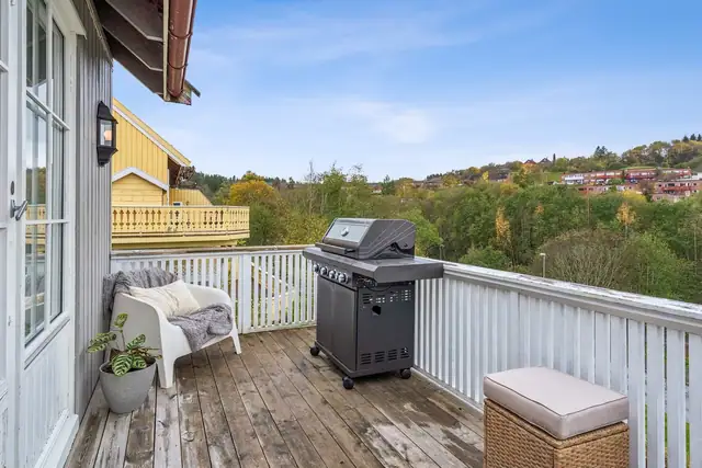 Balkongen fungerer som en naturlig forlengelse av stuen, med god plass til utemøbler og hyggelige stunder utendørs.