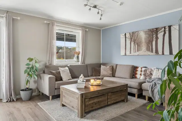 Store vindusflater slipper inn godt med naturlig lys og gir rommet en lys og luftig atmosfære.