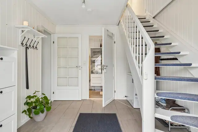 Fra entréen er det trapp opp til boligens innredede loftsetasje.