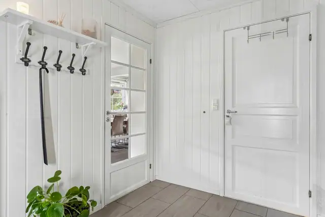 Lys og innbydende entré med praktisk garderobeløsning og gode muligheter for oppbevaring av yttertøy og sko.